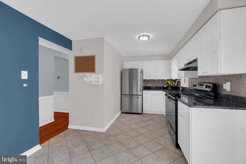 7658 WOLFORD WAY