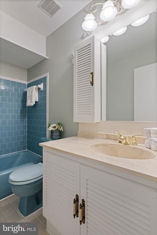 2720 CRABAPPLE COURT