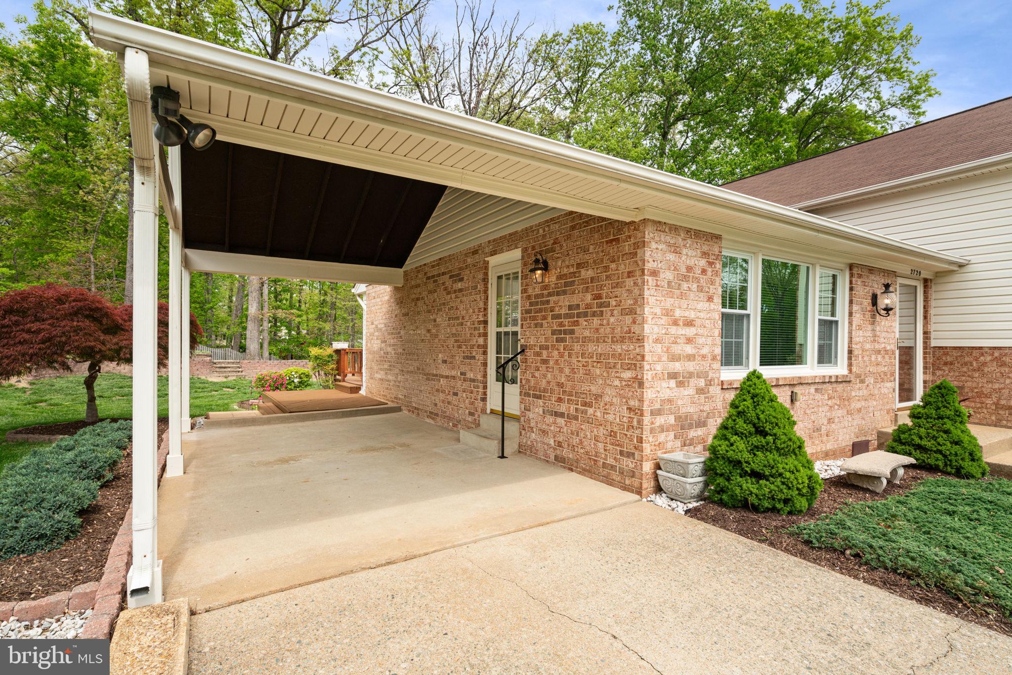 2720 CRABAPPLE COURT