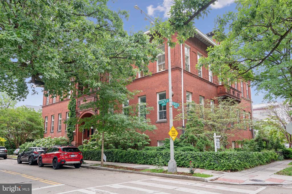 111 QUINCY PLACE NE 1