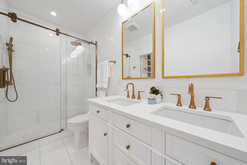 240 10TH STREET NE A