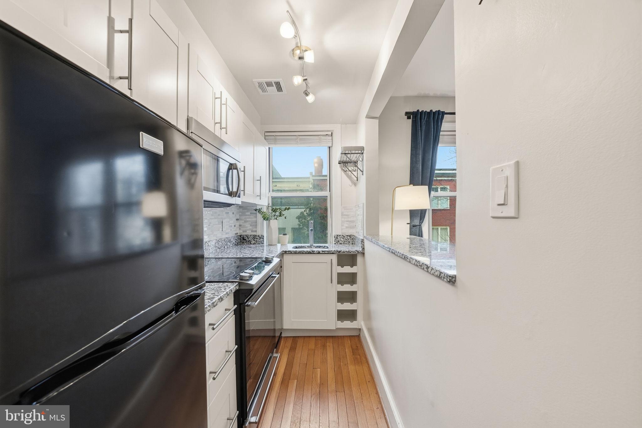 18 9TH STREET NE 305