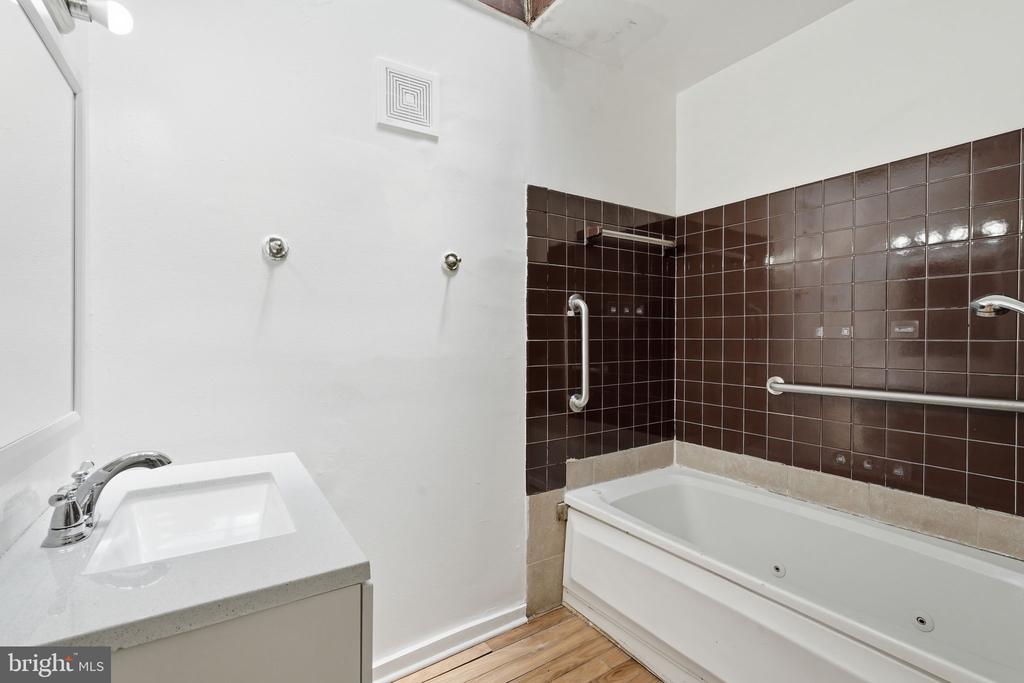 1235 16TH STREET NE