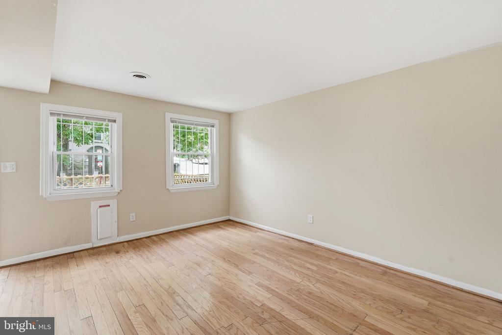 1235 16TH STREET NE
