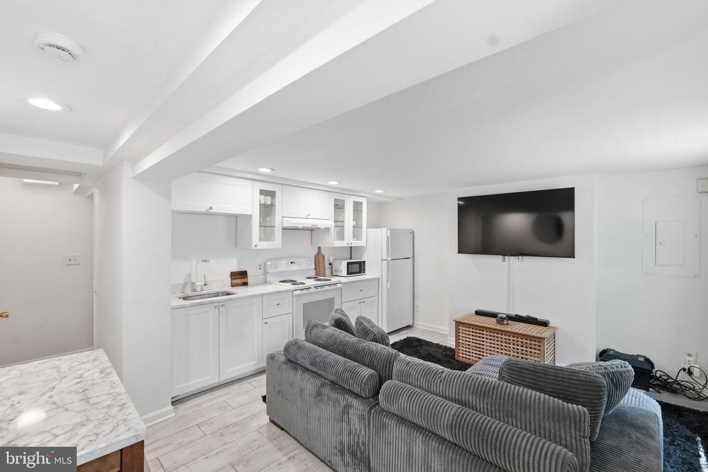 708 I STREET SE Unit: B