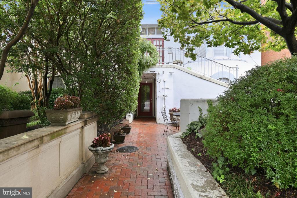 1527 16TH STREET NW Unit: 1