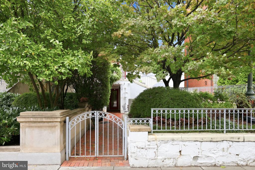 1527 16TH STREET NW Unit: 1