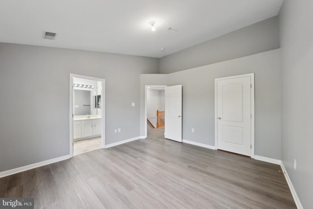 7006 RENWICK COURT