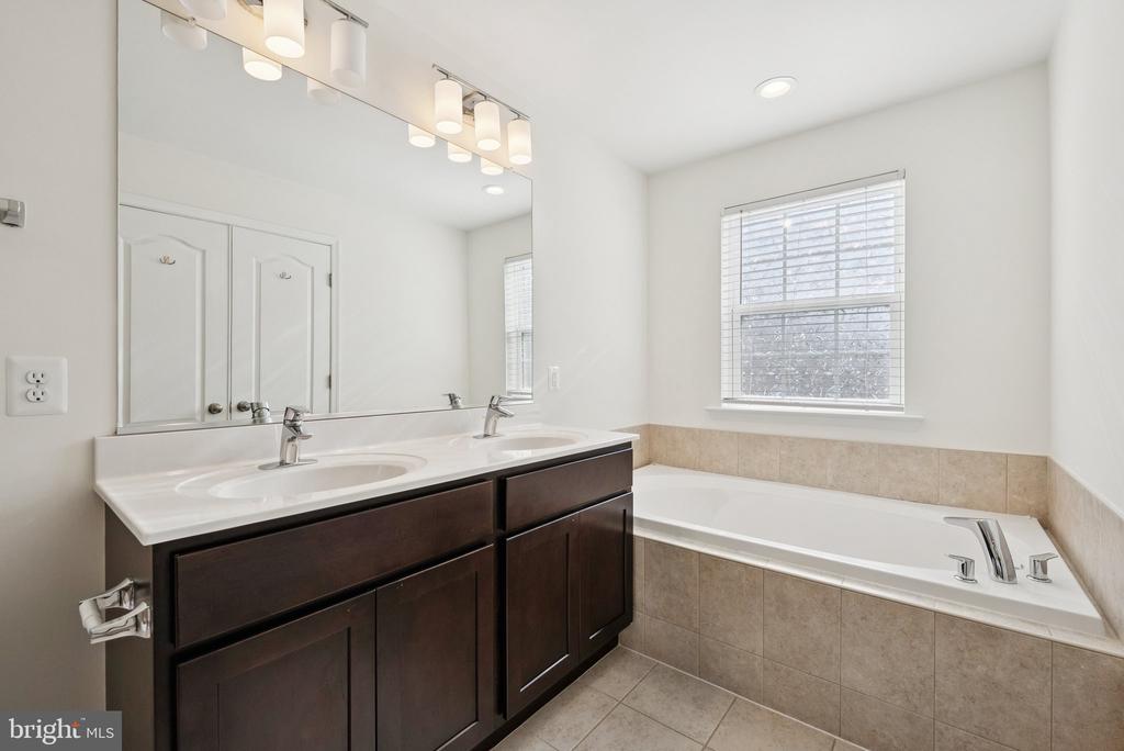 10605 MERIDIAN HILL WAY