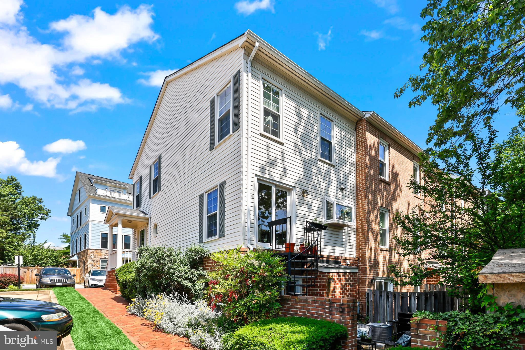 2131 N TAZEWELL COURT