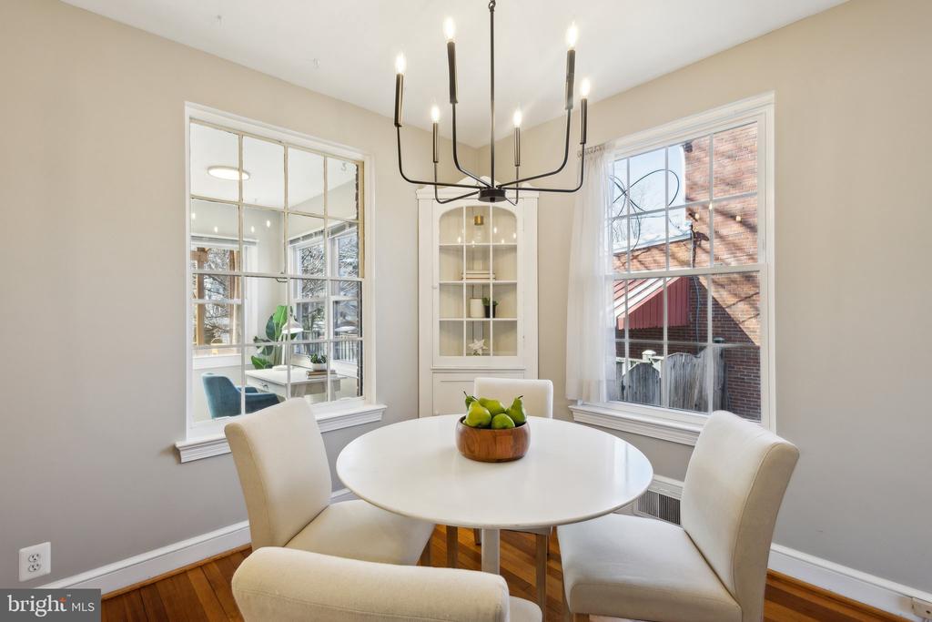 2730 S UHLE STREET