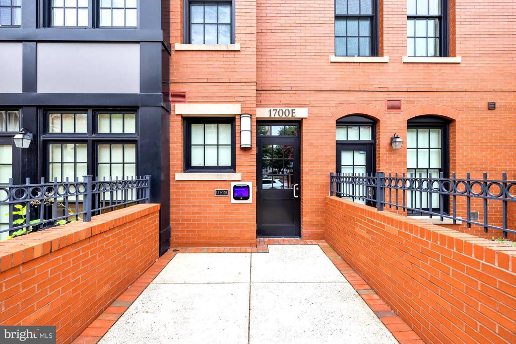 1700 CLARENDON BOULEVARD Unit: 154