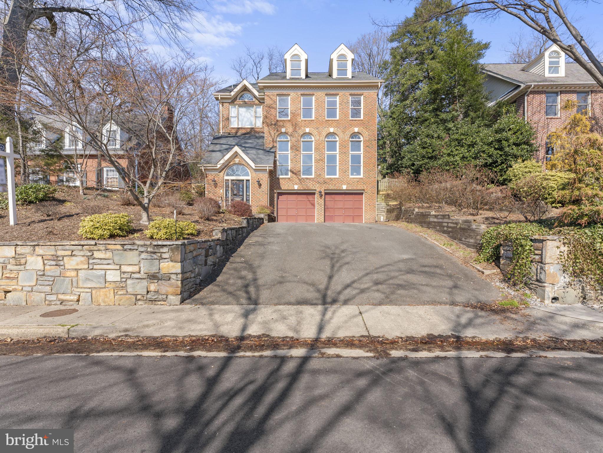 207 W GLENDALE AVENUE