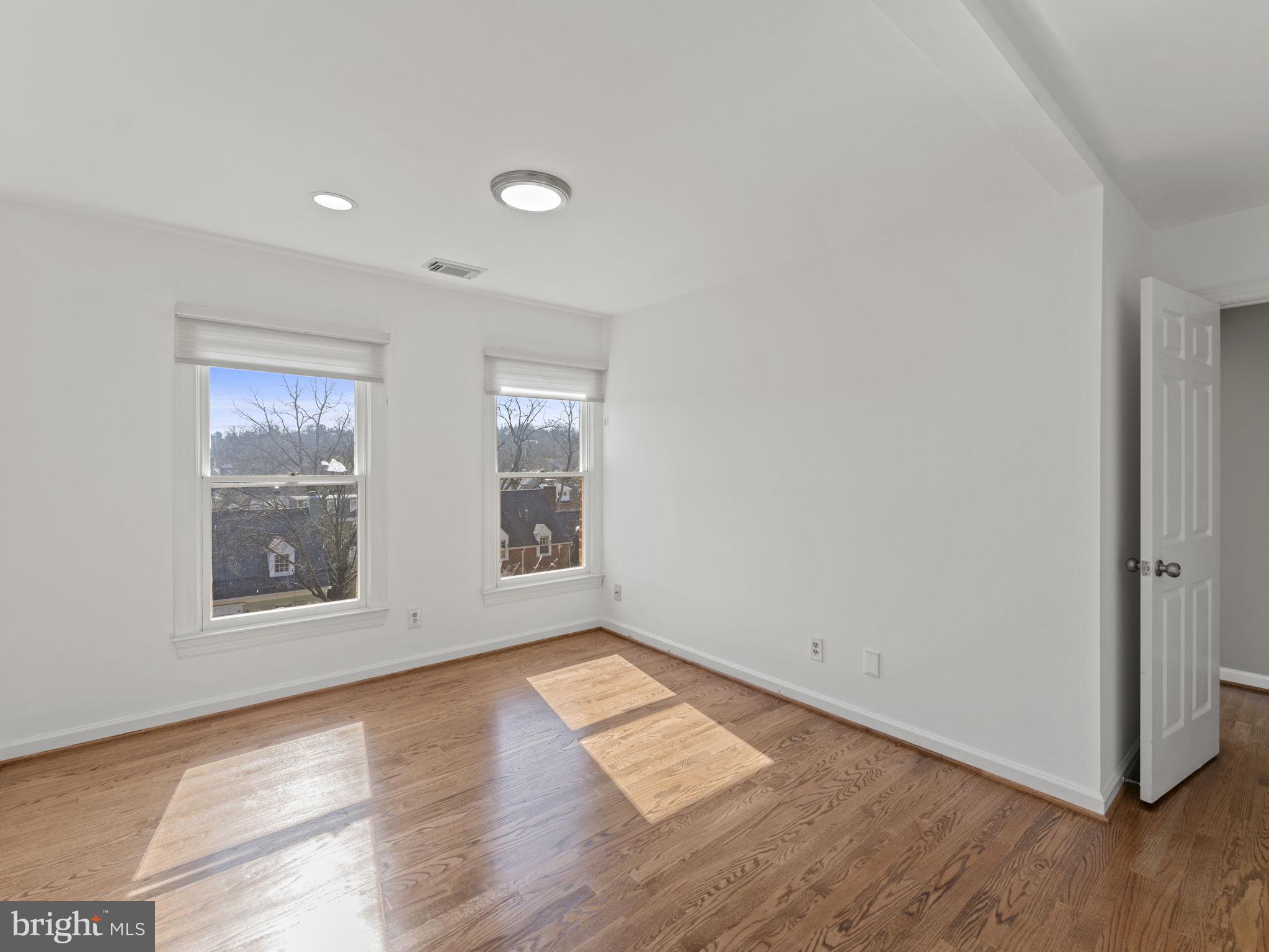 207 W GLENDALE AVENUE