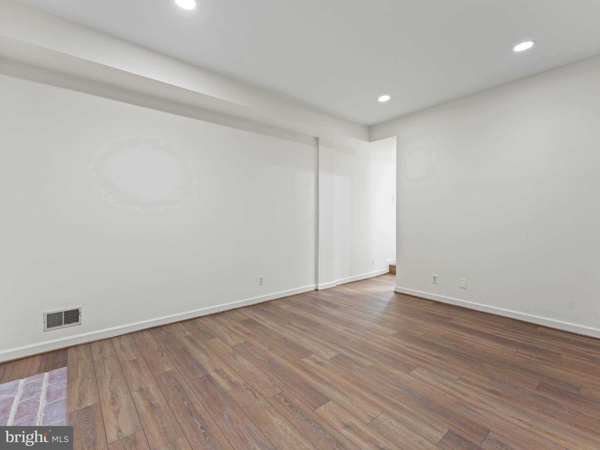 207 W GLENDALE AVENUE