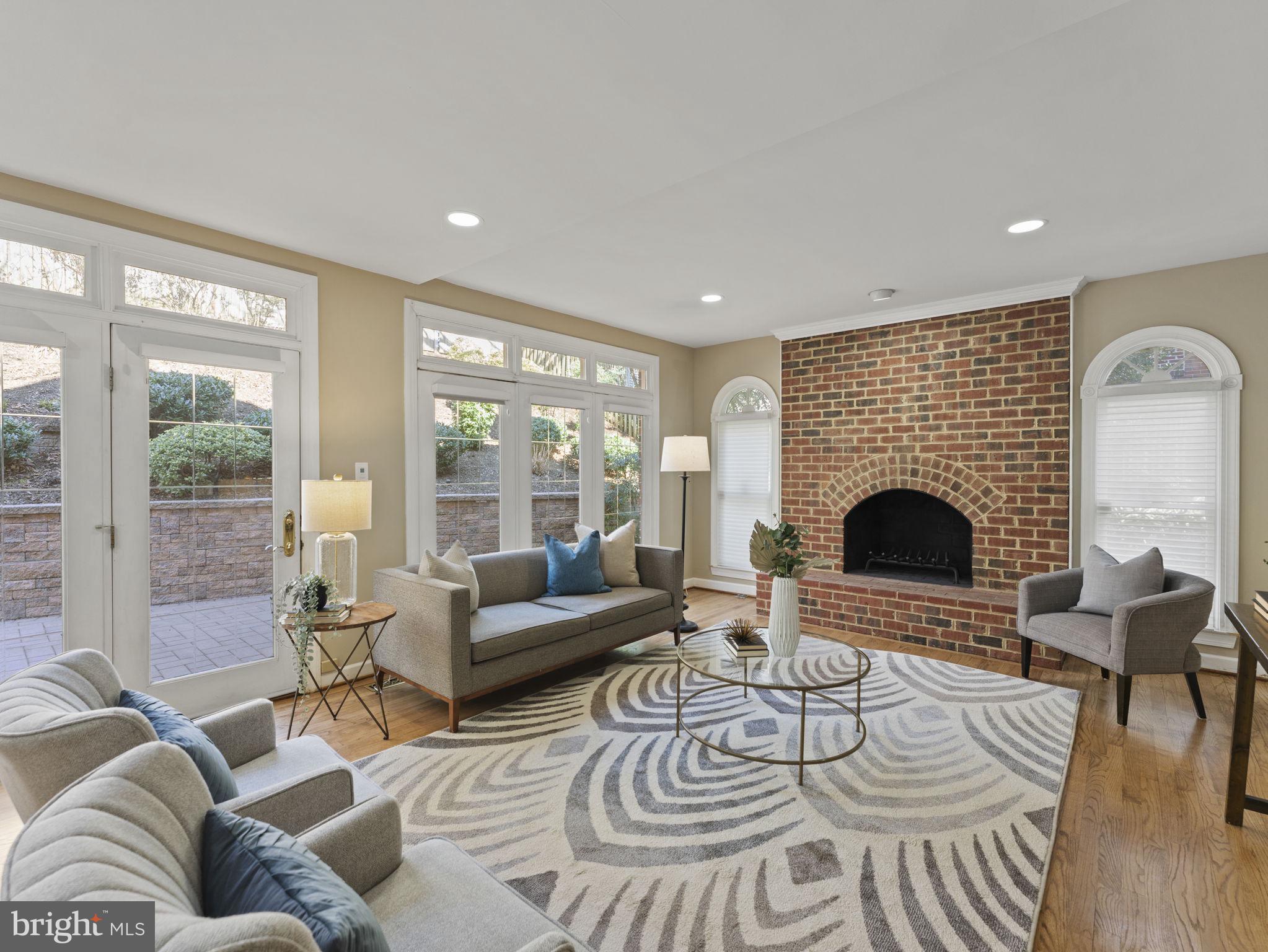 207 W GLENDALE AVENUE