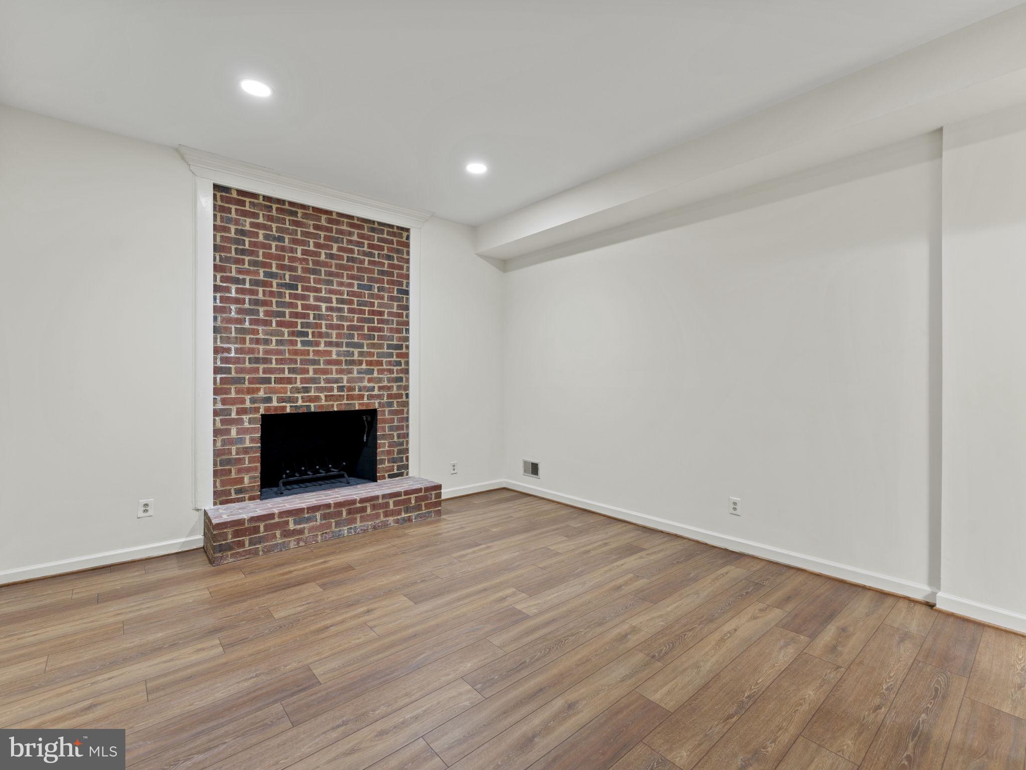 207 W GLENDALE AVENUE