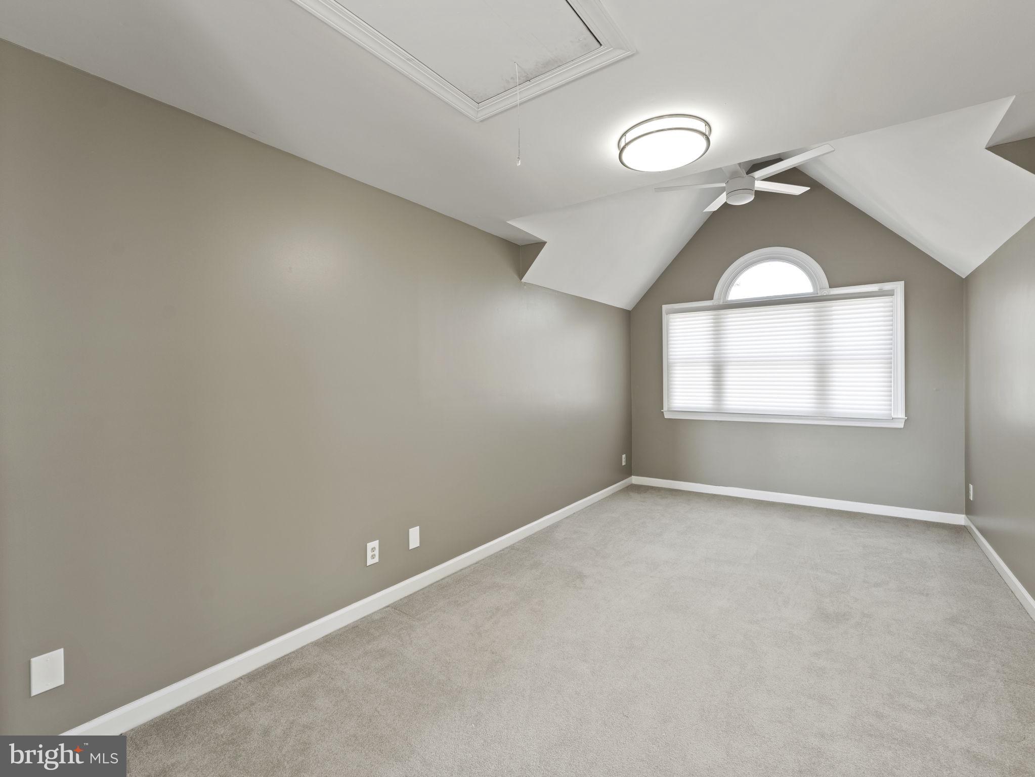 207 W GLENDALE AVENUE