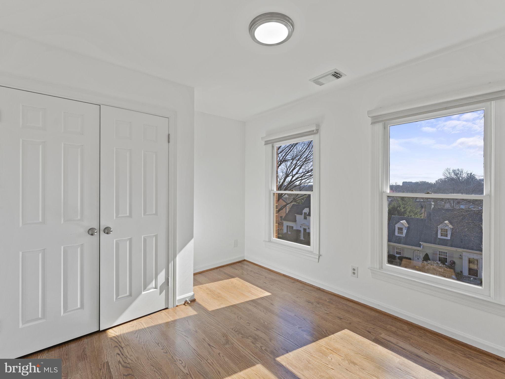 207 W GLENDALE AVENUE
