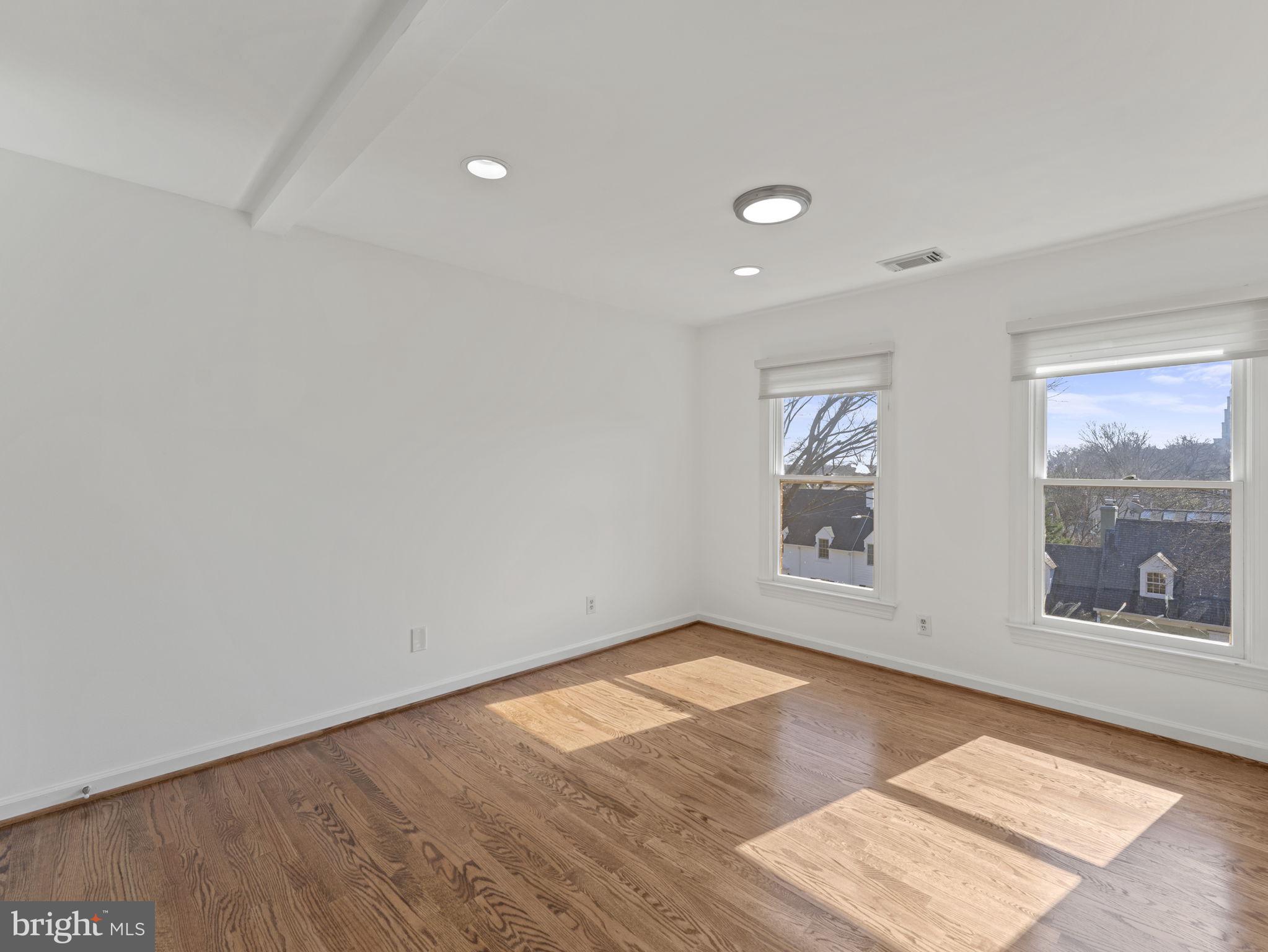 207 W GLENDALE AVENUE