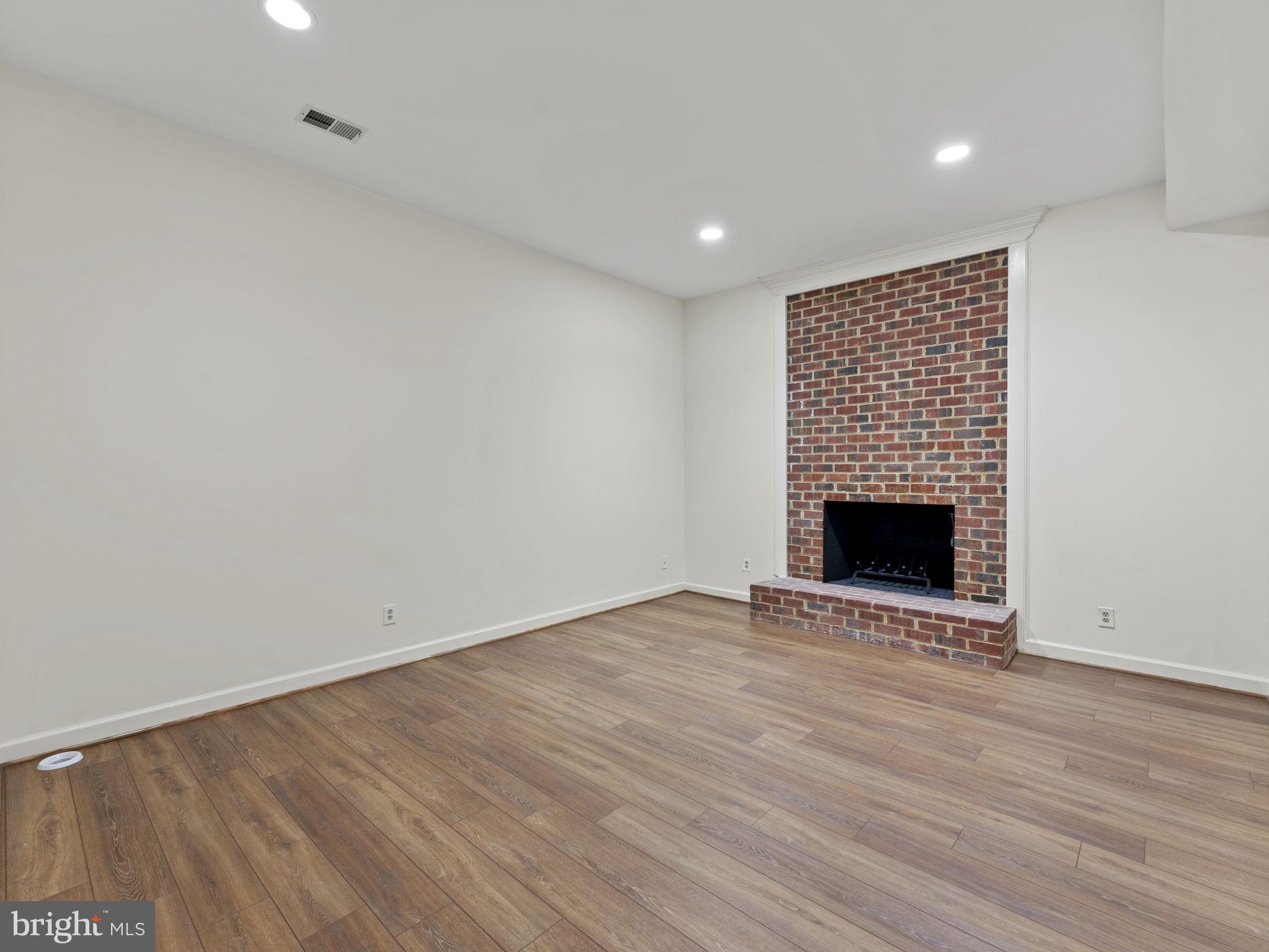 207 W GLENDALE AVENUE