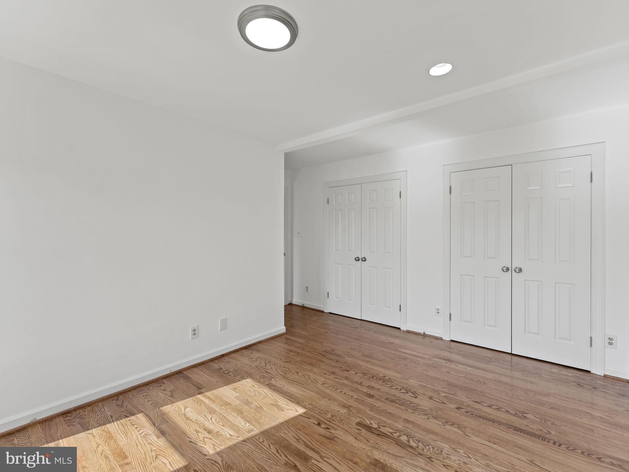 207 W GLENDALE AVENUE