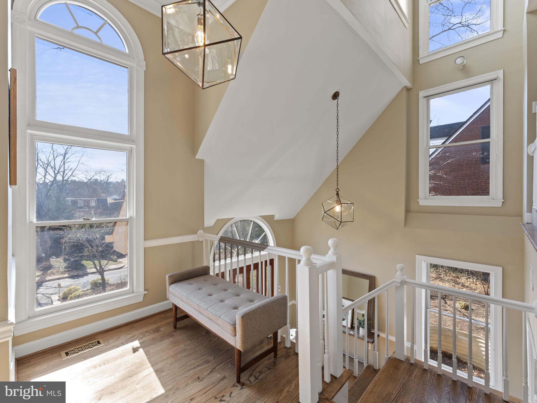 207 W GLENDALE AVENUE