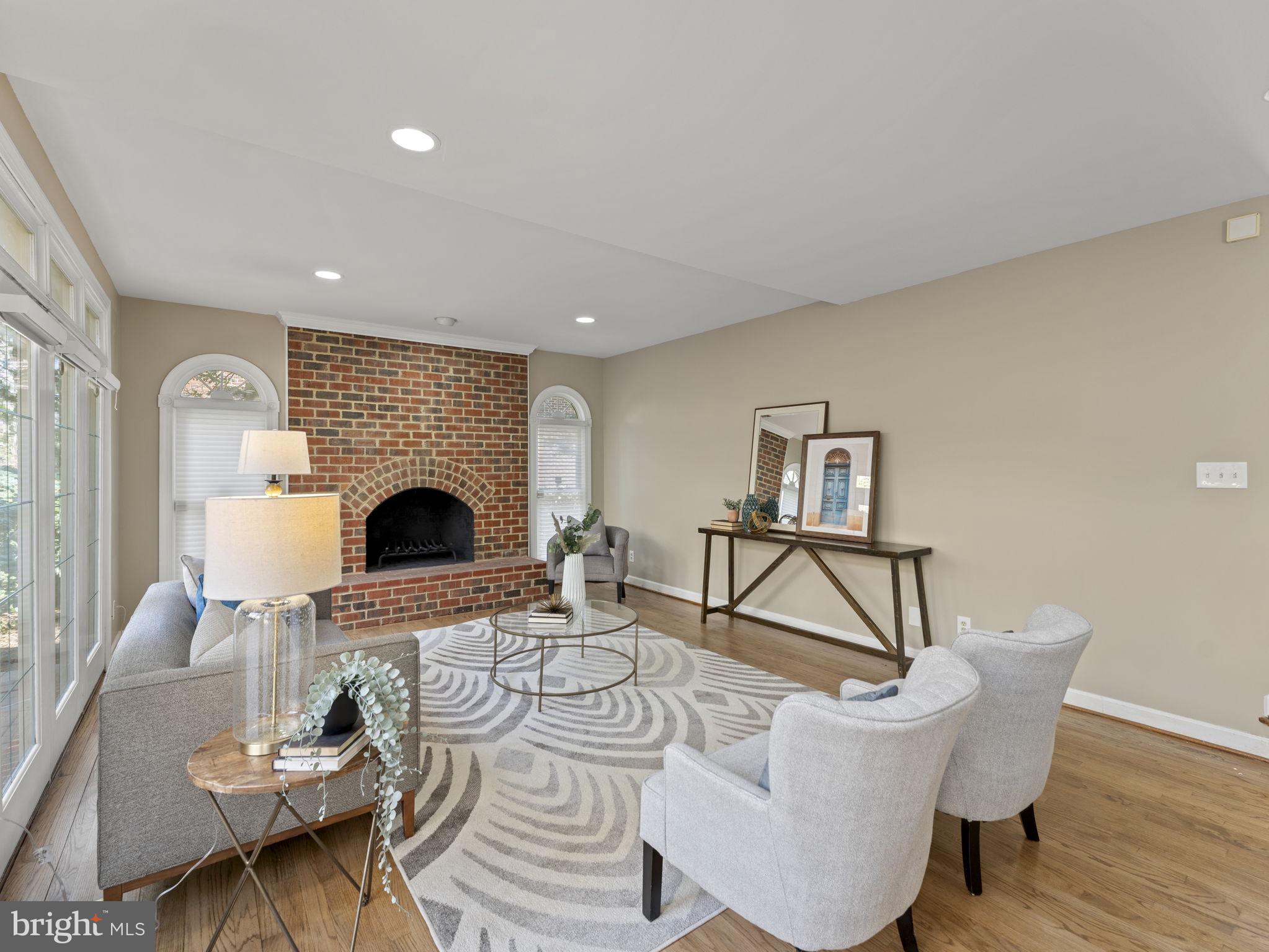 207 W GLENDALE AVENUE