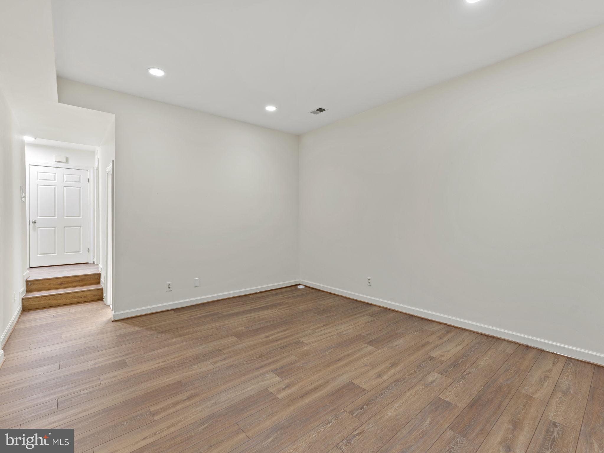 207 W GLENDALE AVENUE
