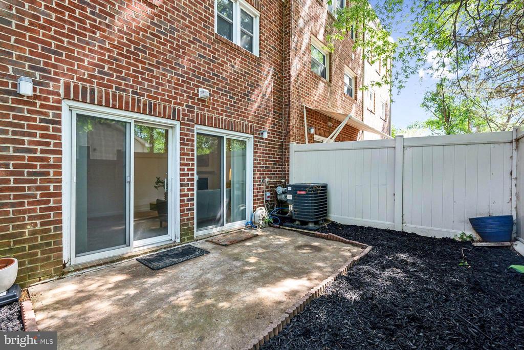 695 W GLEBE ROAD