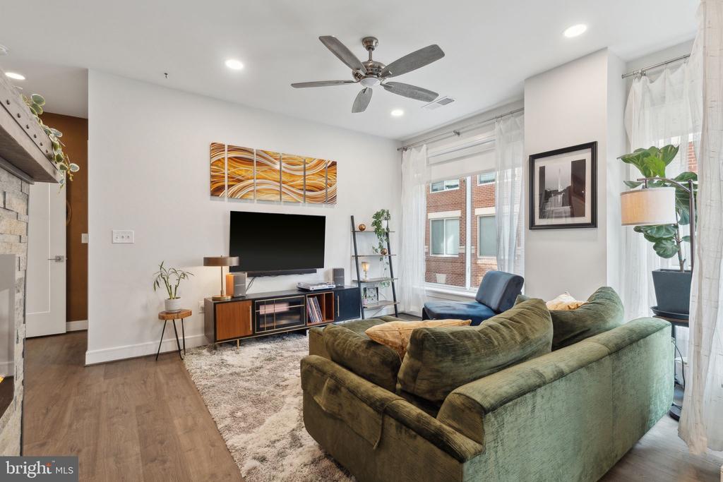 625 SLATERS LANE 201