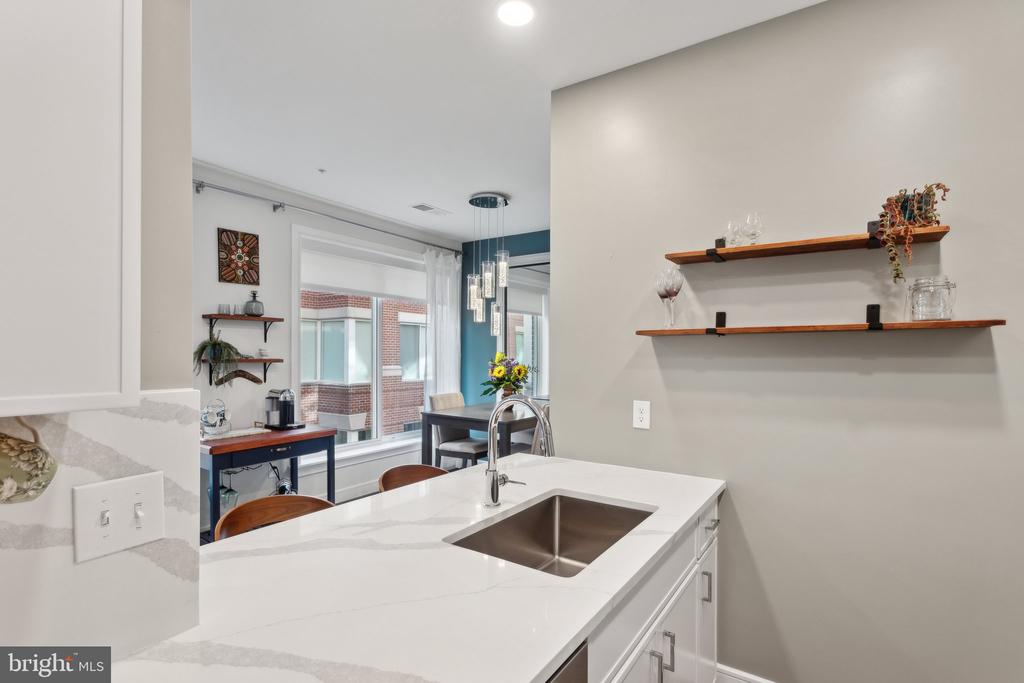 625 SLATERS LANE 201