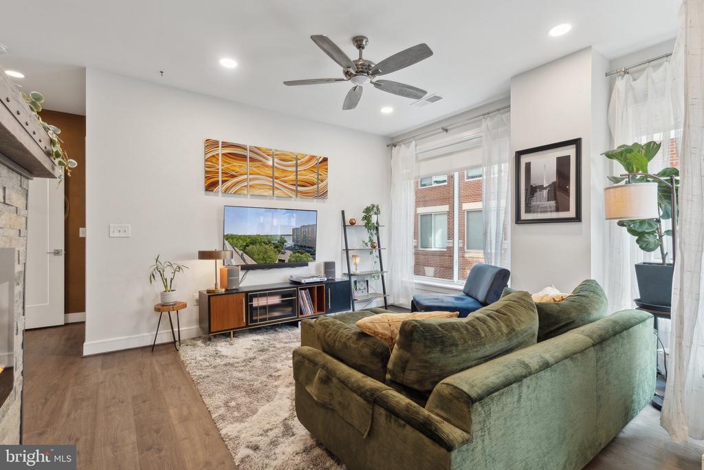 625 SLATERS LANE 201