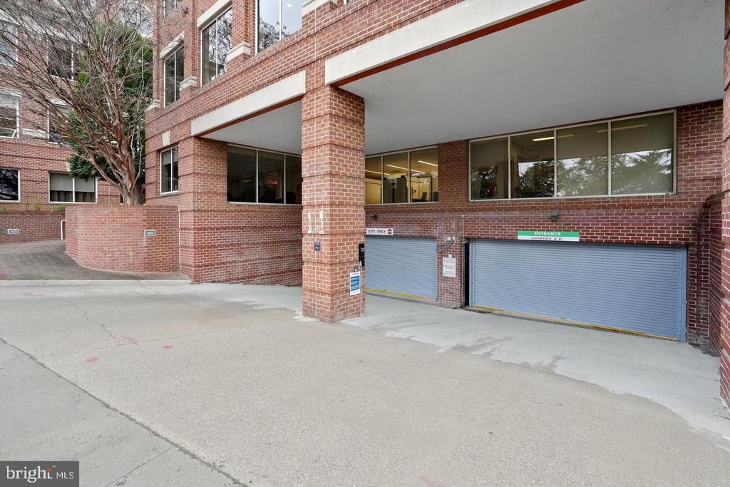 625 SLATERS LANE 201