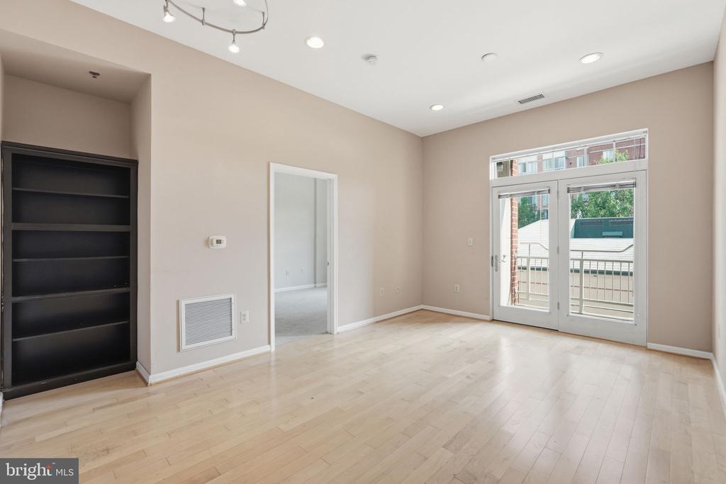 309 HOLLAND LANE Unit: 211