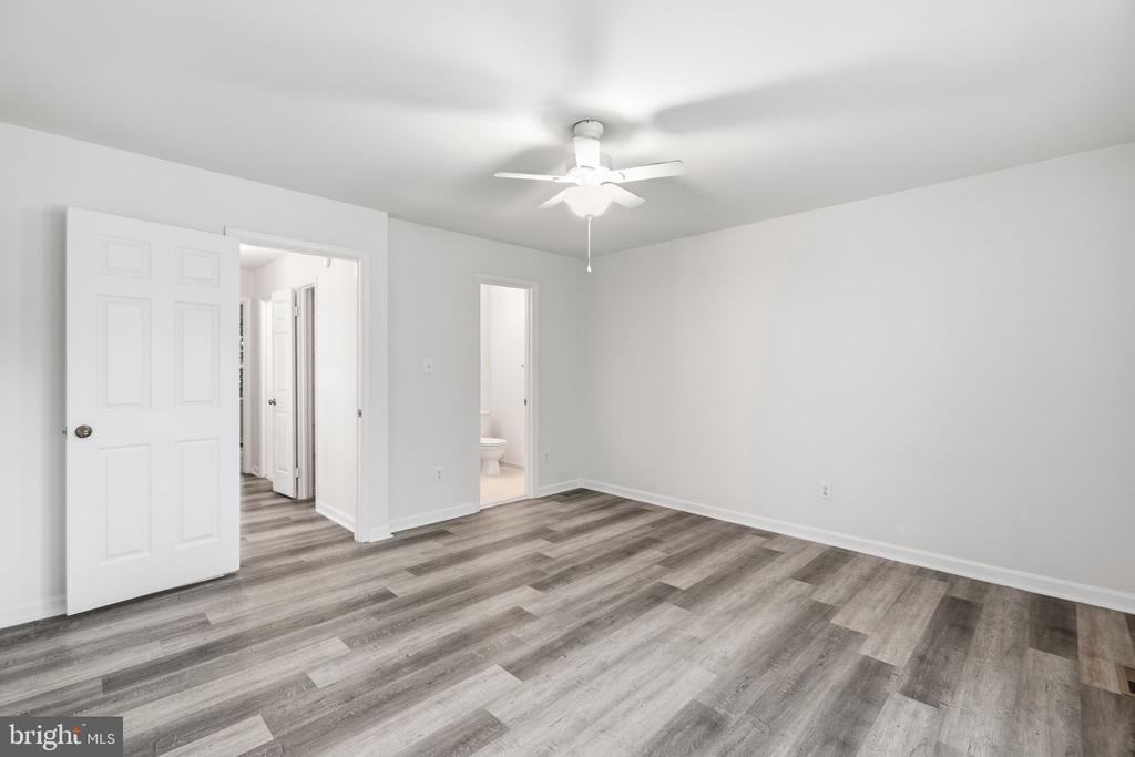 541 COLECROFT COURT
