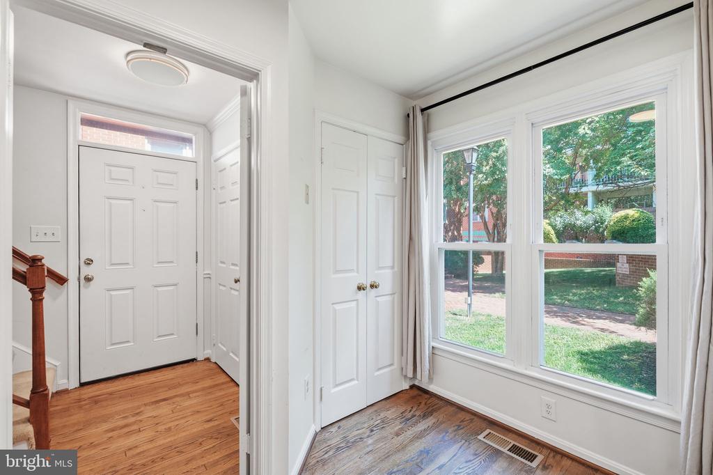541 COLECROFT COURT