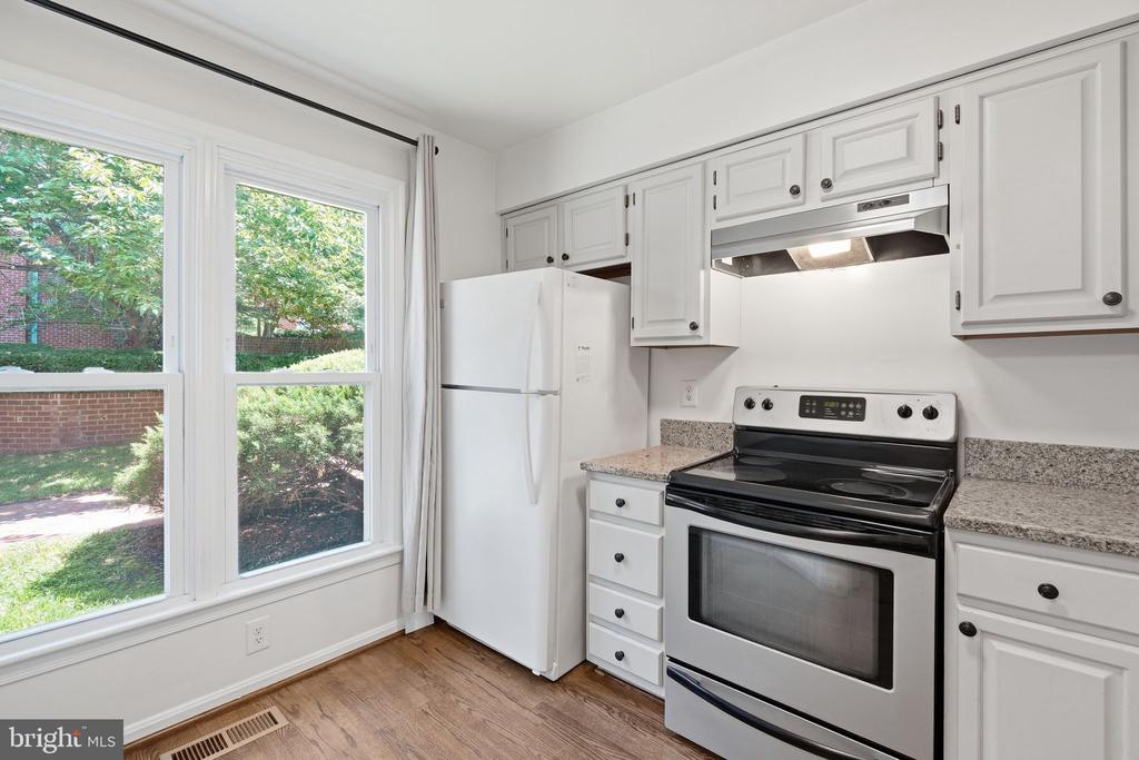 541 COLECROFT COURT