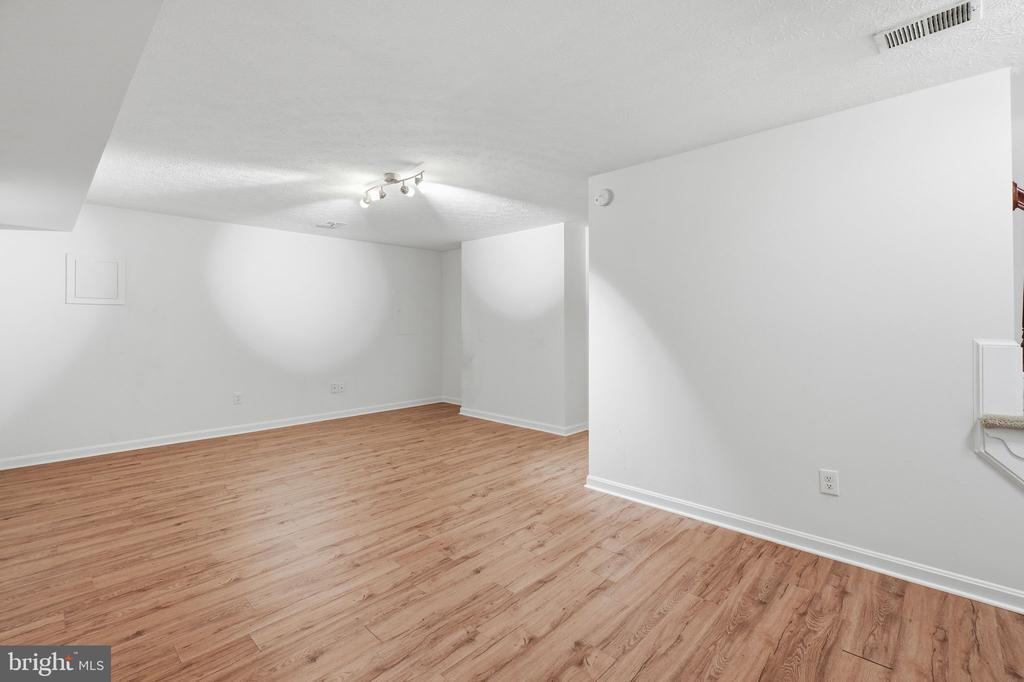 541 COLECROFT COURT