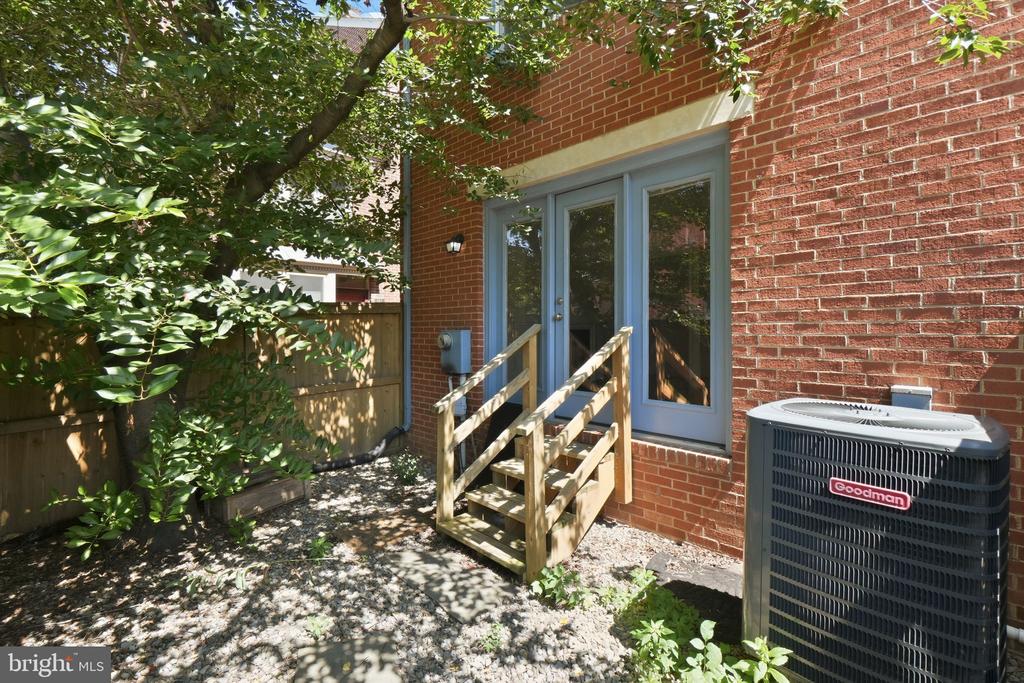 541 COLECROFT COURT