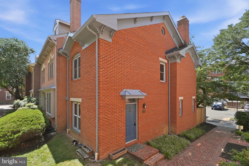 541 COLECROFT COURT