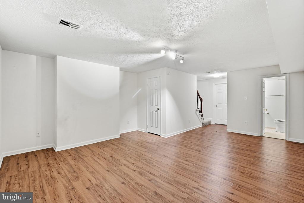 541 COLECROFT COURT