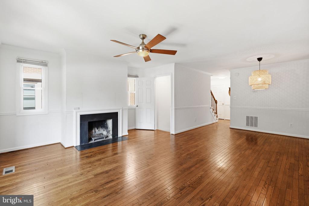 541 COLECROFT COURT