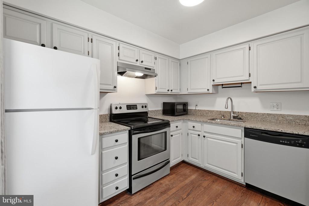 541 COLECROFT COURT