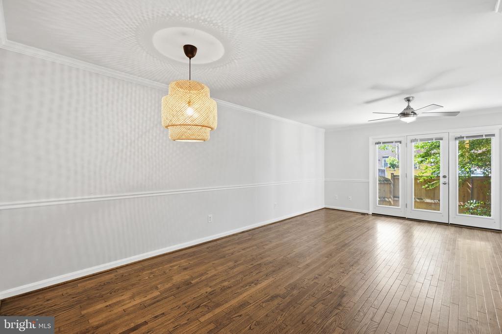 541 COLECROFT COURT
