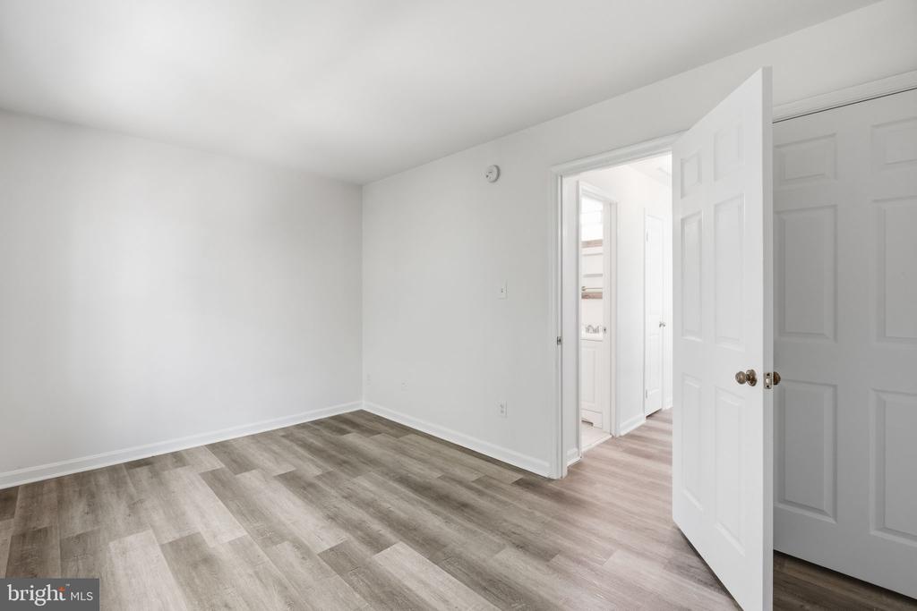 541 COLECROFT COURT