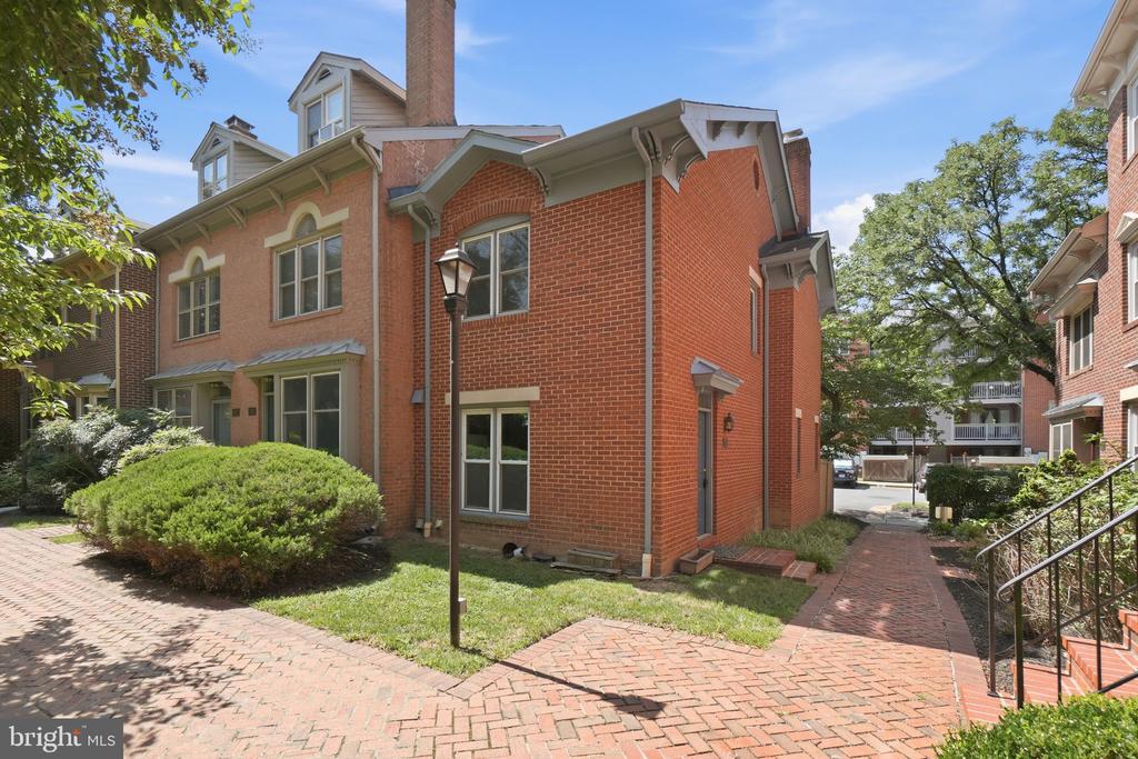 541 COLECROFT COURT