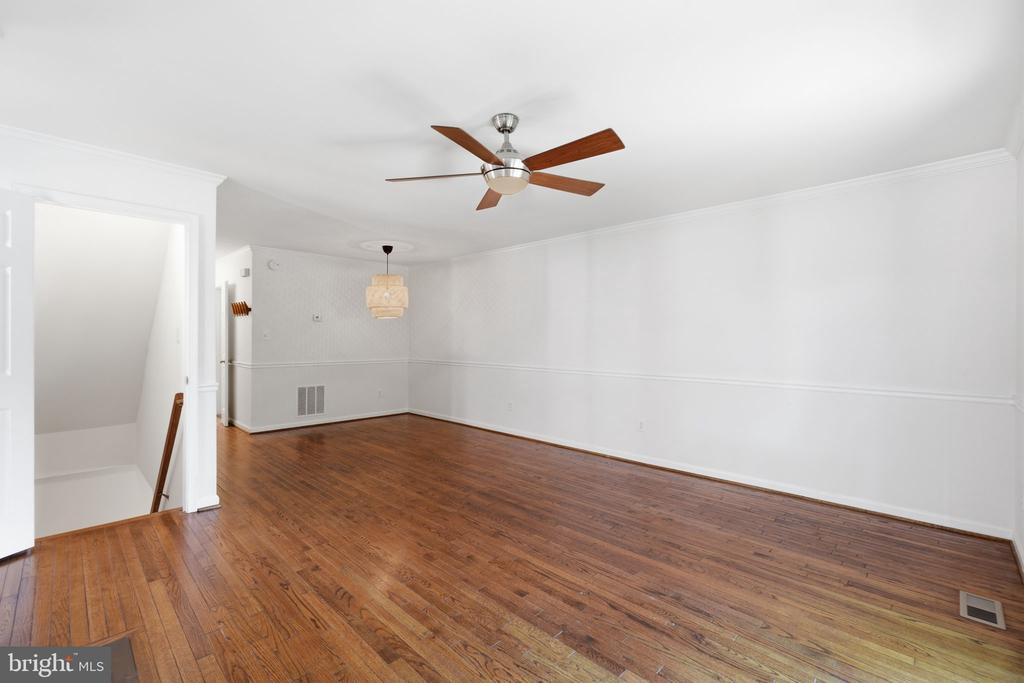 541 COLECROFT COURT