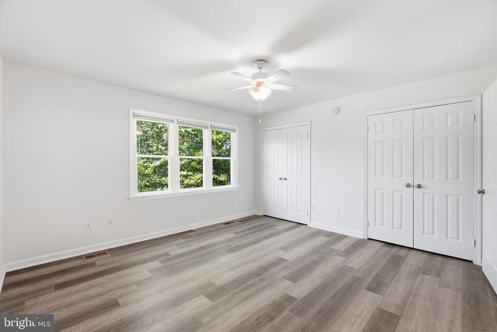541 COLECROFT COURT
