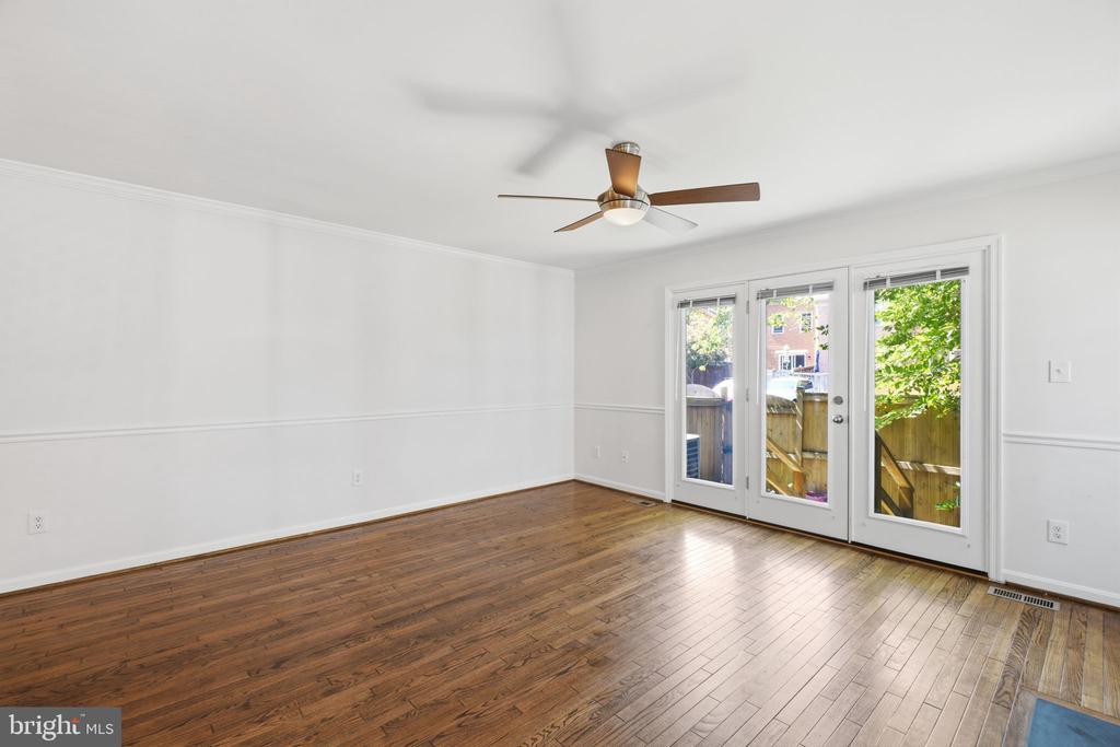 541 COLECROFT COURT